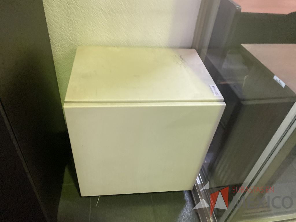 Lote 061 - Gabinete metálico con ruedas y 1 puerta color blanco - Imagen 2