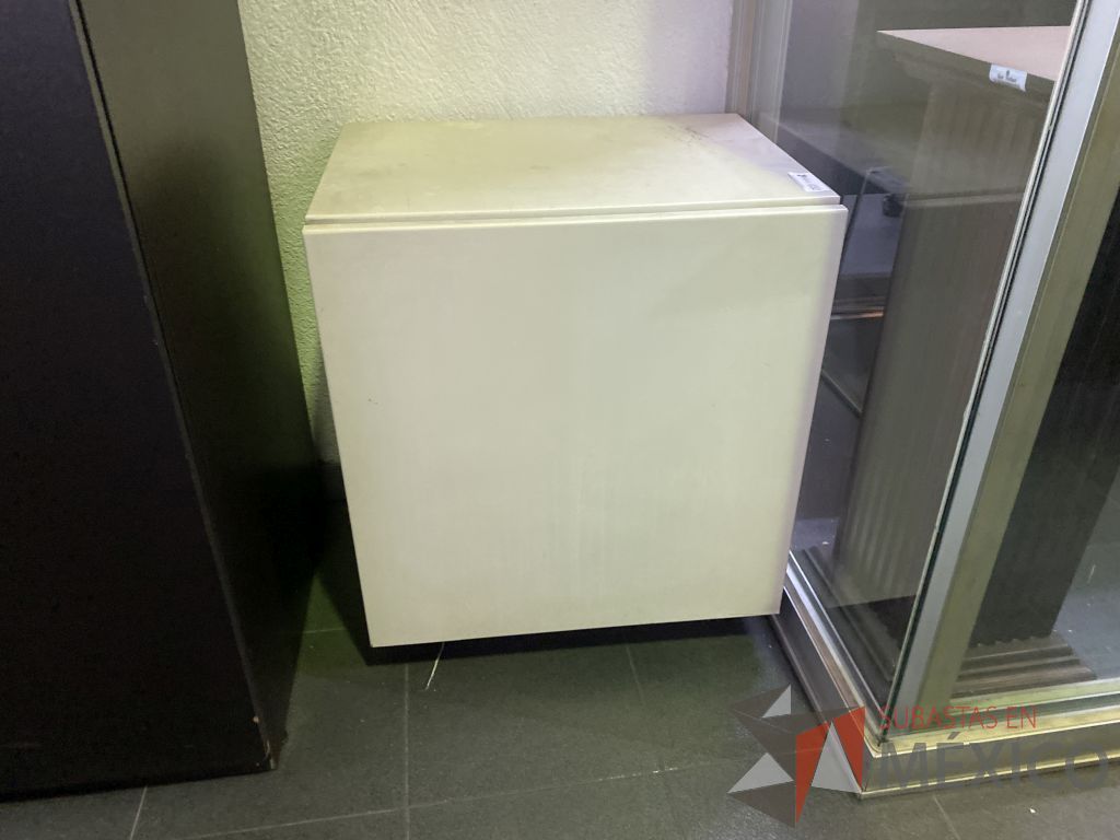 Lote 061 - Gabinete metálico con ruedas y 1 puerta color blanco