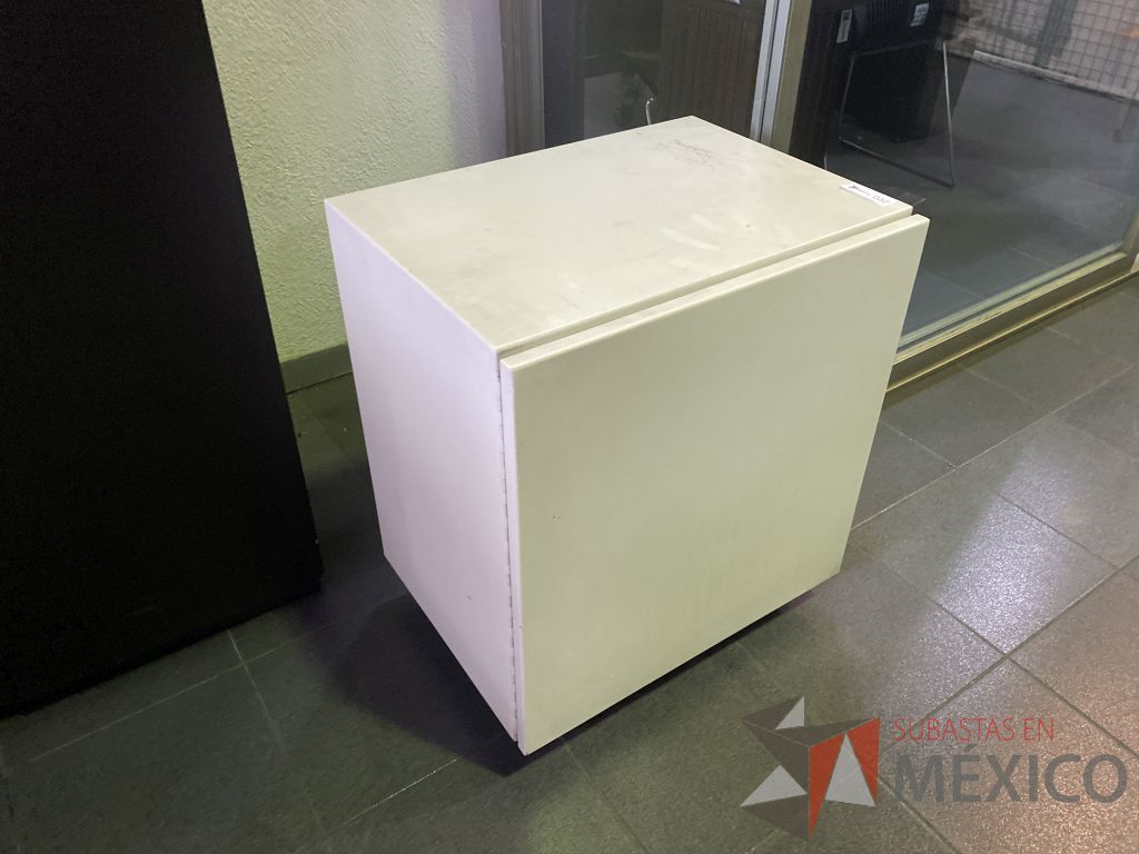 Lote 061 - Gabinete metálico con ruedas y 1 puerta color blanco - Imagen 3