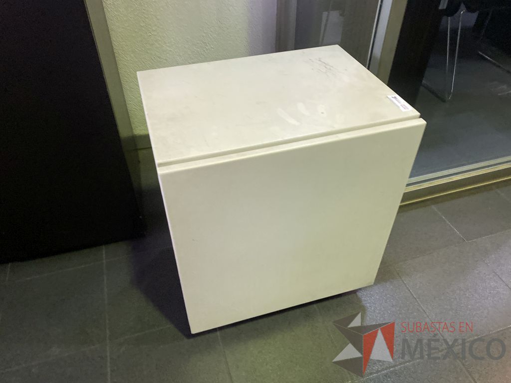 Lote 061 - Gabinete metálico con ruedas y 1 puerta color blanco - Imagen 4