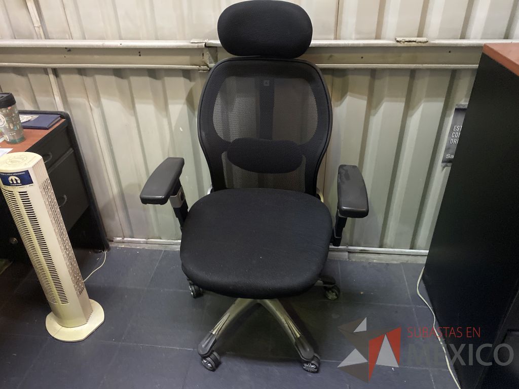Lote 029 - Silla operativa con ruedas, descansabrazos, cabecera, asiento en tela, y respaldo en malla color negro