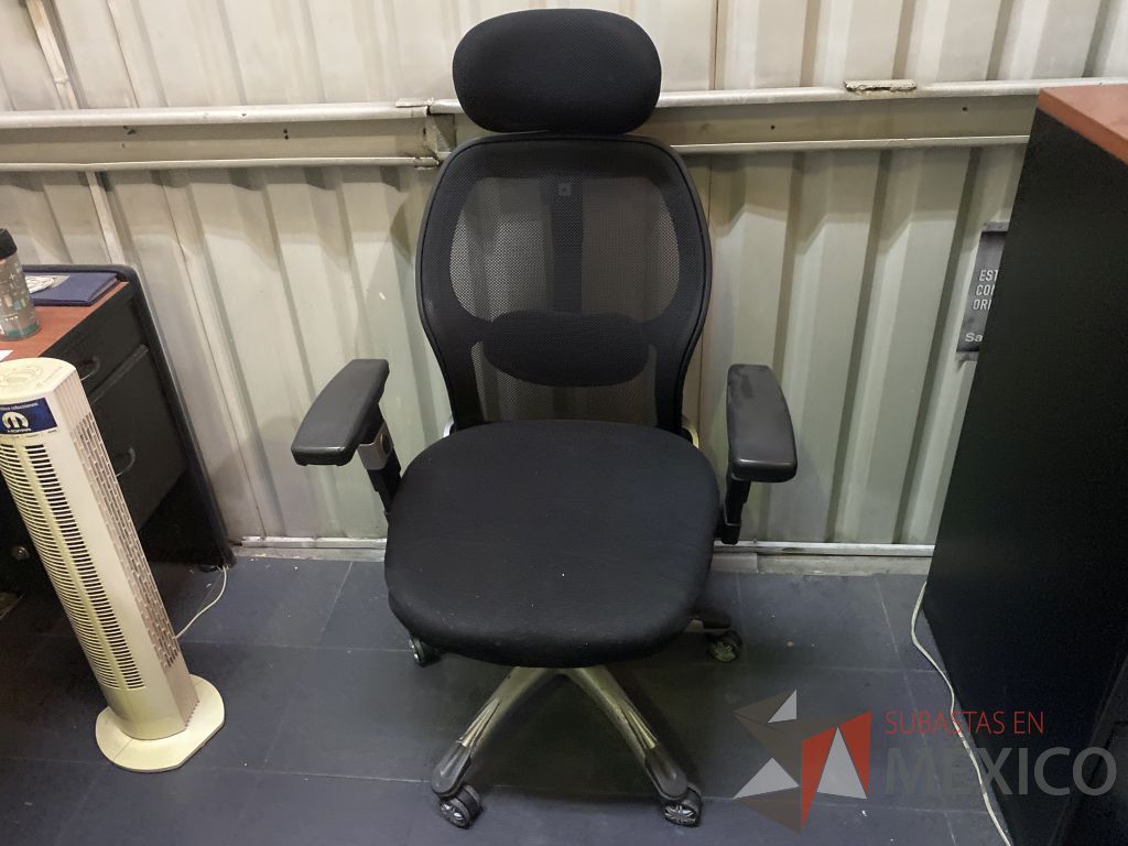 Lote 029 - Silla operativa con ruedas, descansabrazos, cabecera, asiento en tela, y respaldo en malla color negro - Imagen 2