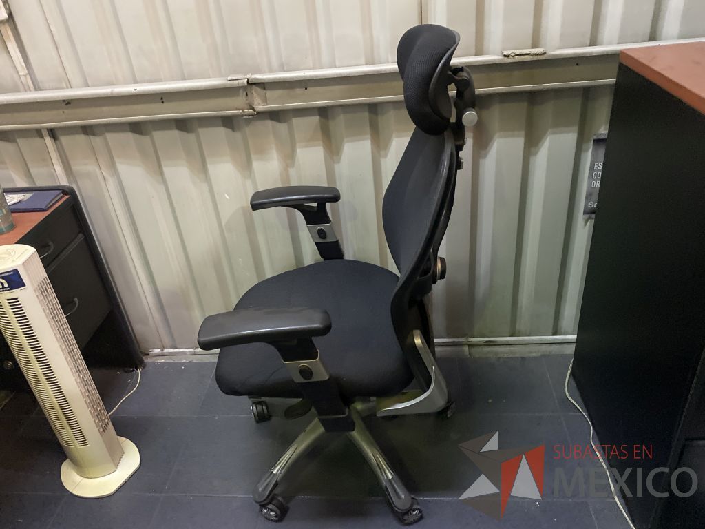 Lote 029 - Silla operativa con ruedas, descansabrazos, cabecera, asiento en tela, y respaldo en malla color negro - Imagen 3