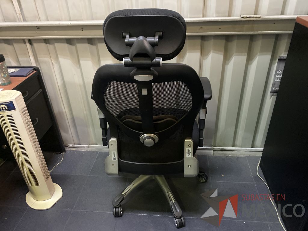 Lote 029 - Silla operativa con ruedas, descansabrazos, cabecera, asiento en tela, y respaldo en malla color negro - Imagen 4