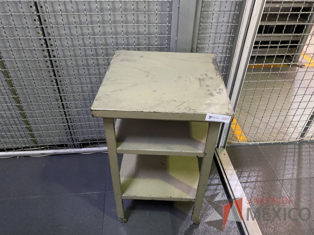 Lote 031 - Mesa de apoyo metálica con 1 entrepaño color gris