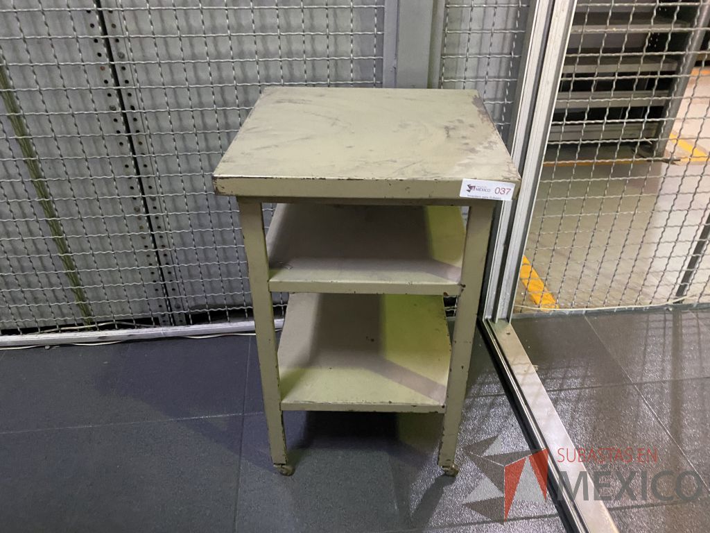 Lote 031 - Mesa de apoyo metálica con 1 entrepaño color gris - Imagen 2