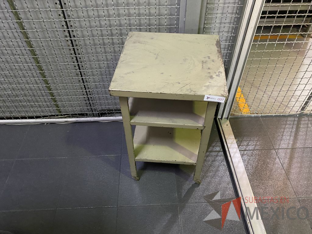 Lote 031 - Mesa de apoyo metálica con 1 entrepaño color gris - Imagen 3
