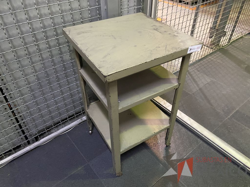 Lote 031 - Mesa de apoyo metálica con 1 entrepaño color gris - Imagen 4
