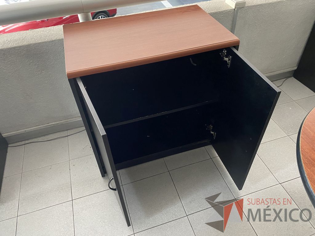 Lote 038 - 2 Gabinetes con 2 puertas color negro y cubierta color café - Imagen 6