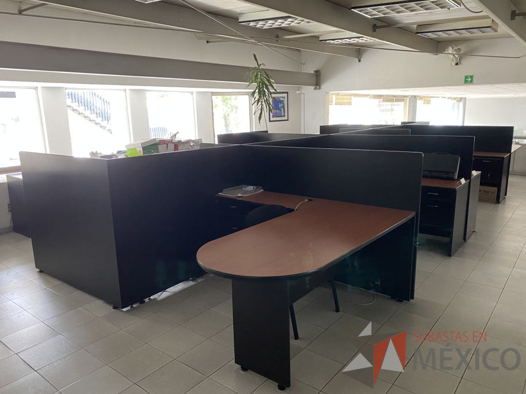 Lote 040 - Estación de trabajo para 10 personas con base color negro y cubiertas color café - Imagen 5