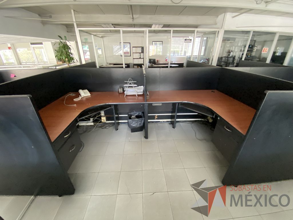 Lote 040 - Estación de trabajo para 10 personas con base color negro y cubiertas color café