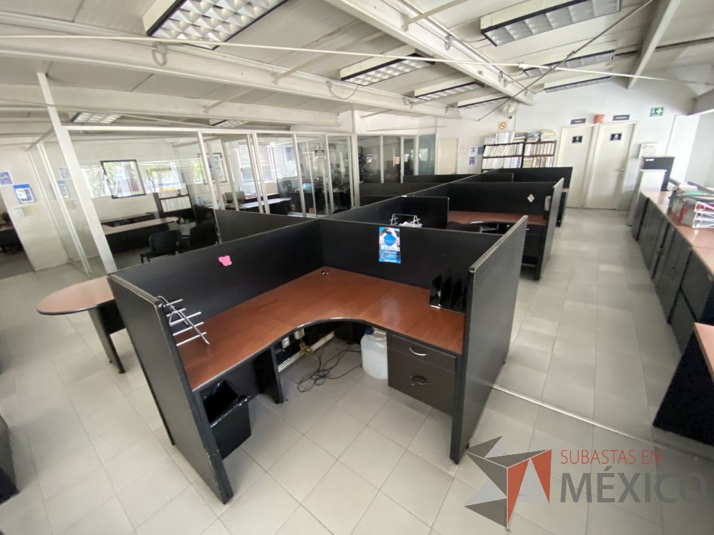 Lote 040 - Estación de trabajo para 10 personas con base color negro y cubiertas color café - Imagen 9