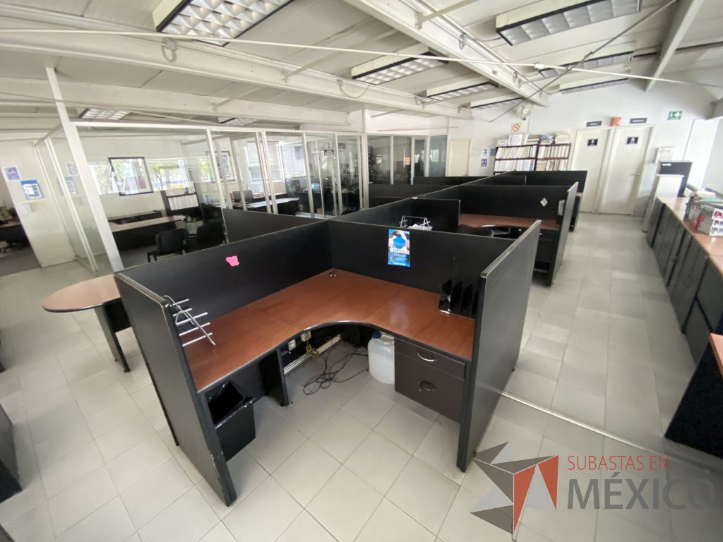Lote 040 - Estación de trabajo para 10 personas con base color negro y cubiertas color café - Imagen 10