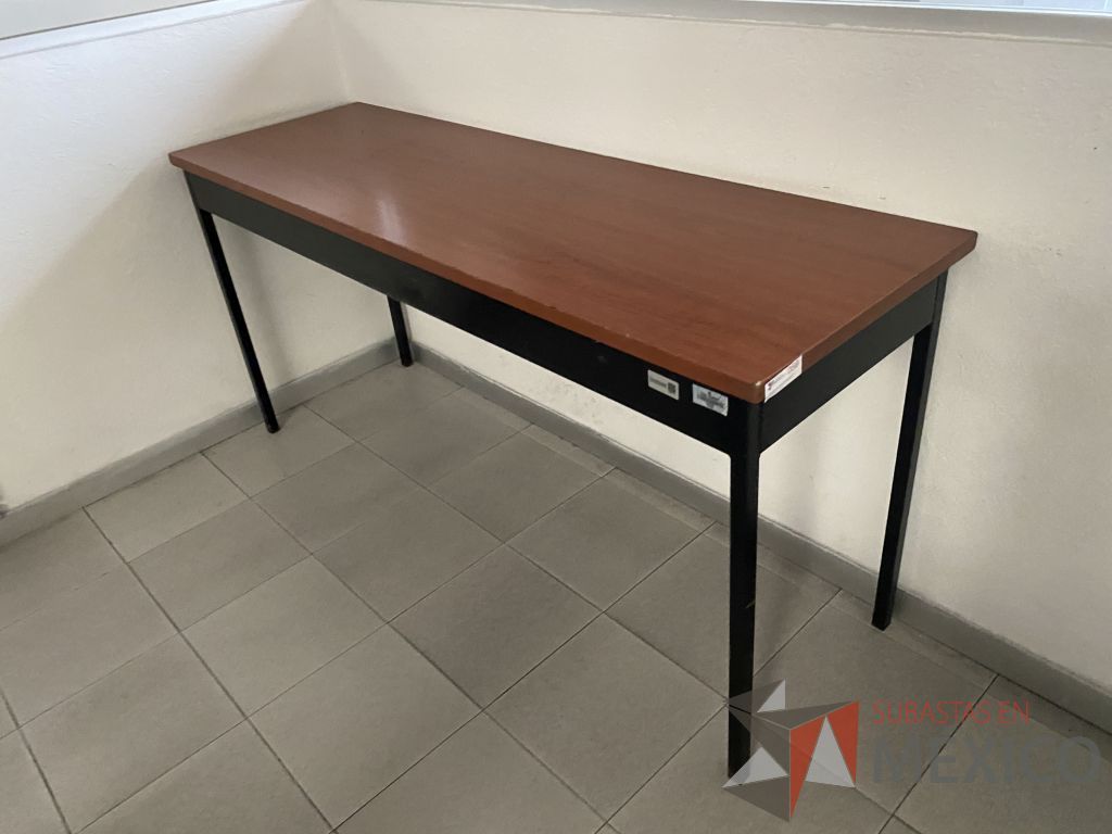 Lote 010 - Mesa de trabajo con 4 patas metálicas y cubierta color café - Imagen 2