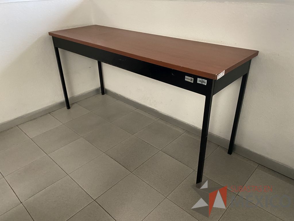 Lote 010 - Mesa de trabajo con 4 patas metálicas y cubierta color café - Imagen 3
