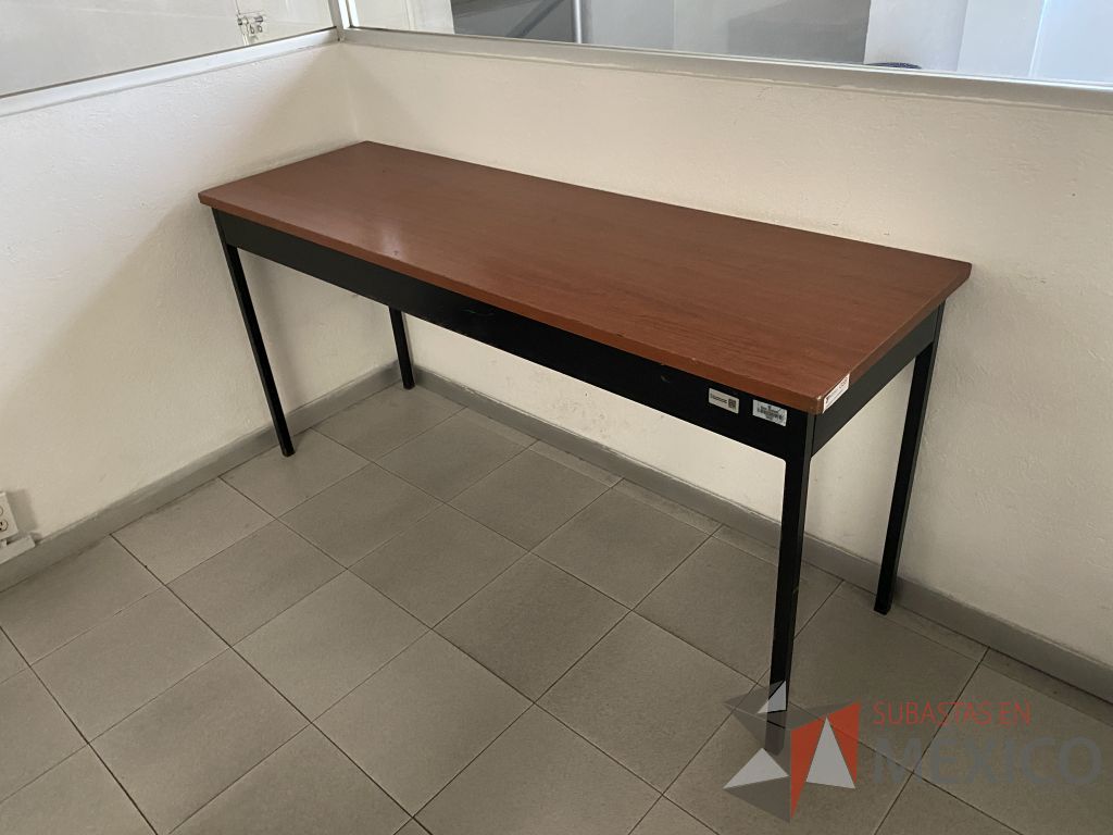 Lote 010 - Mesa de trabajo con 4 patas metálicas y cubierta color café