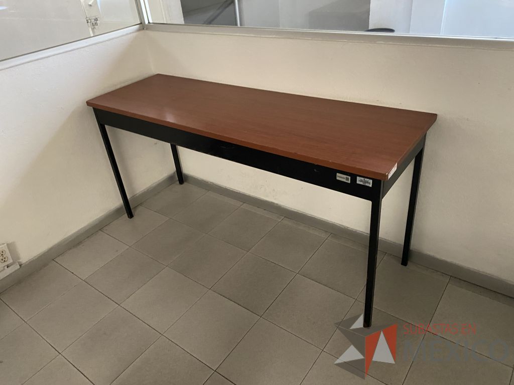 Lote 010 - Mesa de trabajo con 4 patas metálicas y cubierta color café - Imagen 4