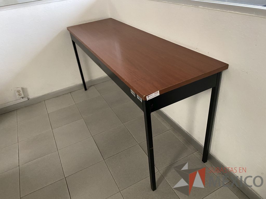 Lote 010 - Mesa de trabajo con 4 patas metálicas y cubierta color café - Imagen 5