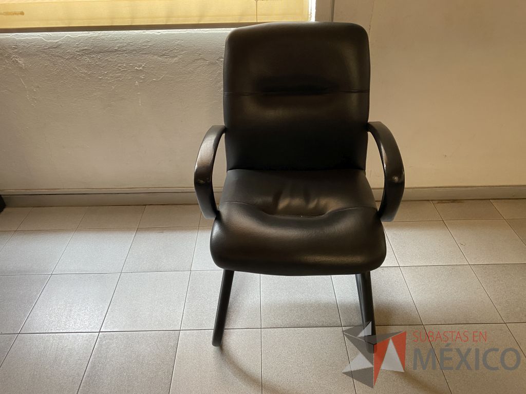 Lote 011 - Silla de visita con base tipo trineo con descansabrazos, asiento y respaldo tipo piel color negro