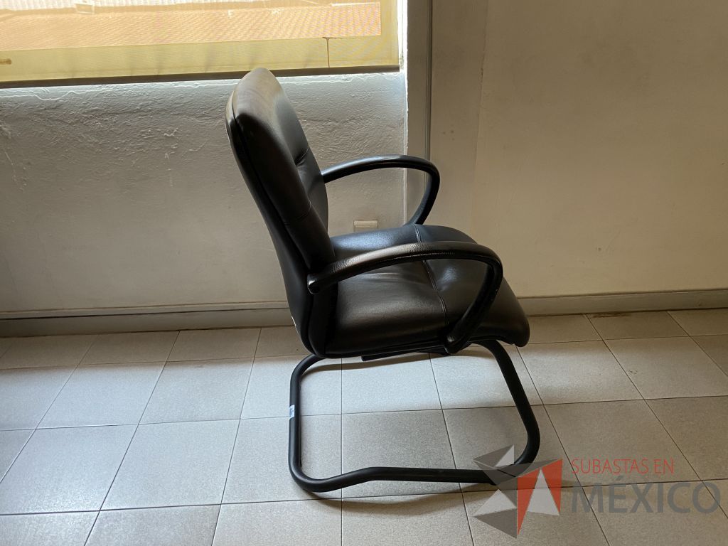 Lote 011 - Silla de visita con base tipo trineo con descansabrazos, asiento y respaldo tipo piel color negro - Imagen 4