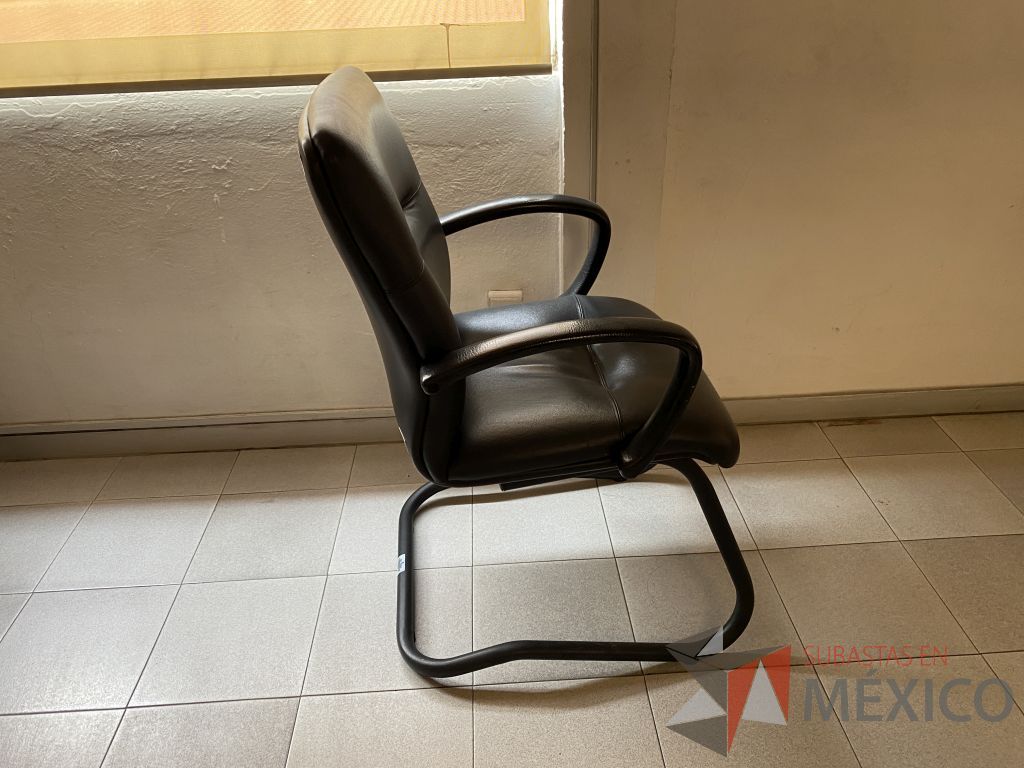 Lote 011 - Silla de visita con base tipo trineo con descansabrazos, asiento y respaldo tipo piel color negro - Imagen 5