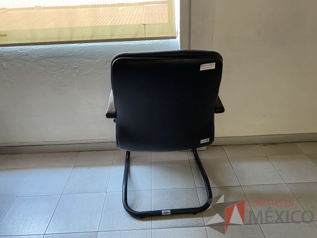 Lote 011 - Silla de visita con base tipo trineo con descansabrazos, asiento y respaldo tipo piel color negro - Imagen 6