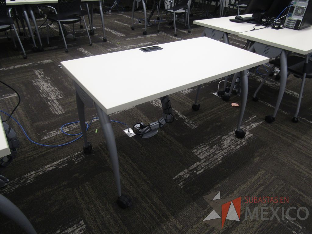 Lote 009 - 25 Mesas de trabajo con 4 patas metálicas con ruedas, cubierta color blanco y con orificios para cable. - Imagen 5