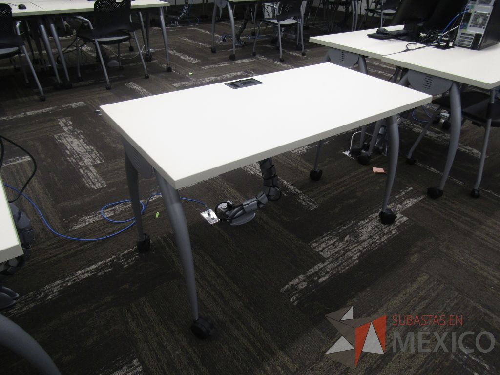 Lote 009 - 25 Mesas de trabajo con 4 patas metálicas con ruedas, cubierta color blanco y con orificios para cable. - Imagen 6