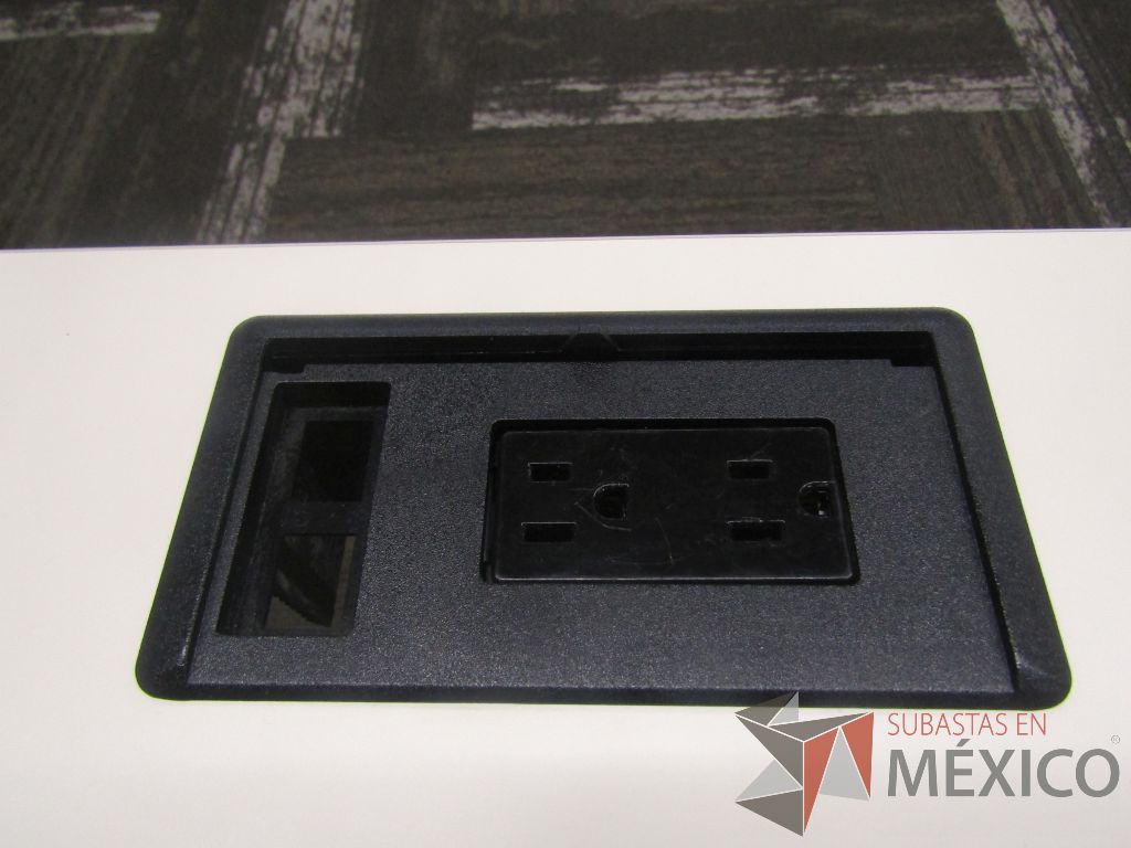 Lote 009 - 25 Mesas de trabajo con 4 patas metálicas con ruedas, cubierta color blanco y con orificios para cable. - Imagen 7