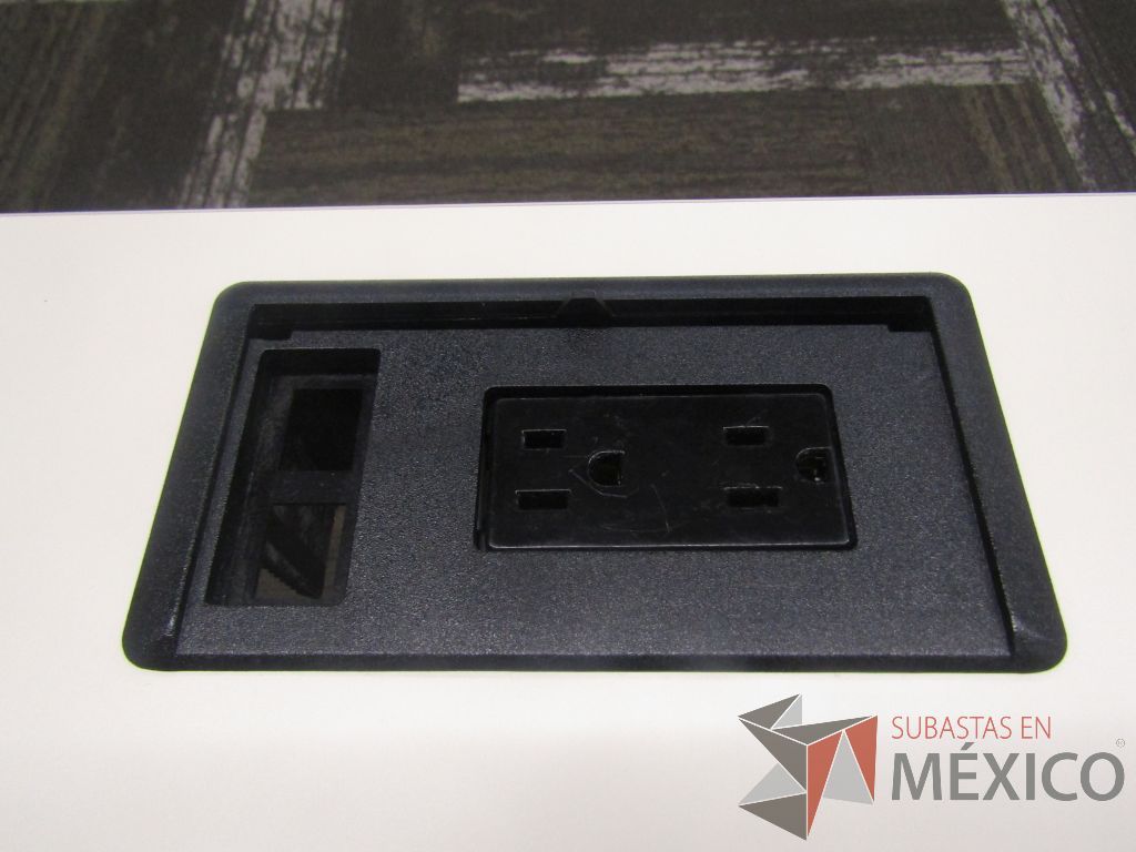 Lote 009 - 25 Mesas de trabajo con 4 patas metálicas con ruedas, cubierta color blanco y con orificios para cable. - Imagen 8