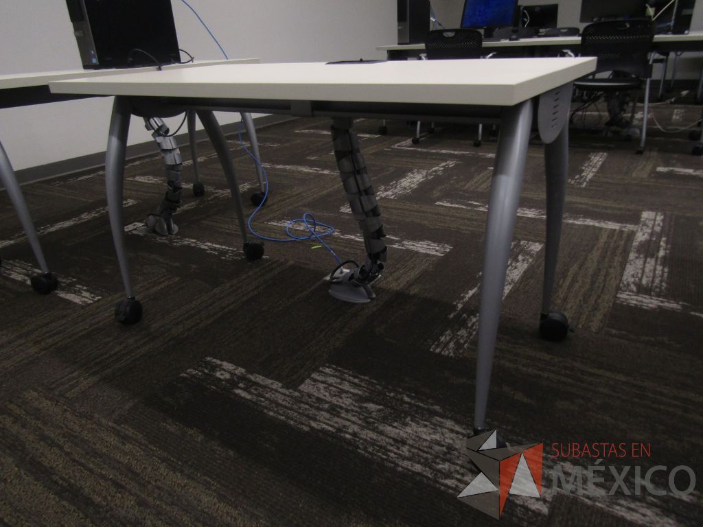 Lote 009 - 25 Mesas de trabajo con 4 patas metálicas con ruedas, cubierta color blanco y con orificios para cable. - Imagen 10