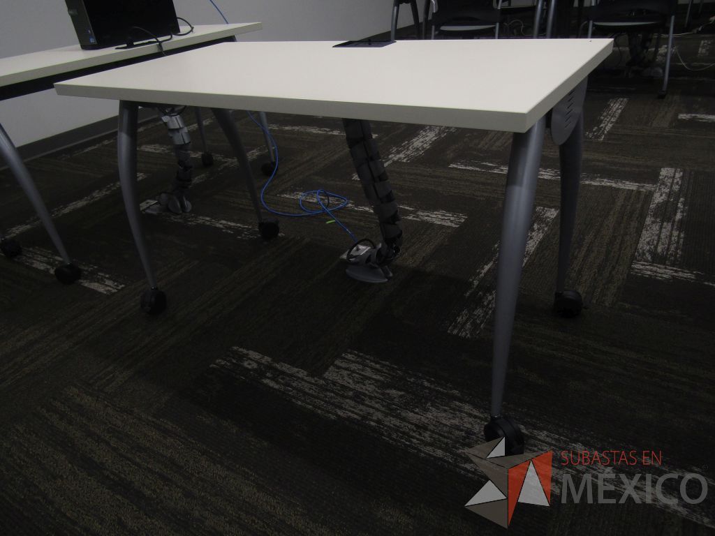 Lote 009 - 25 Mesas de trabajo con 4 patas metálicas con ruedas, cubierta color blanco y con orificios para cable. - Imagen 11