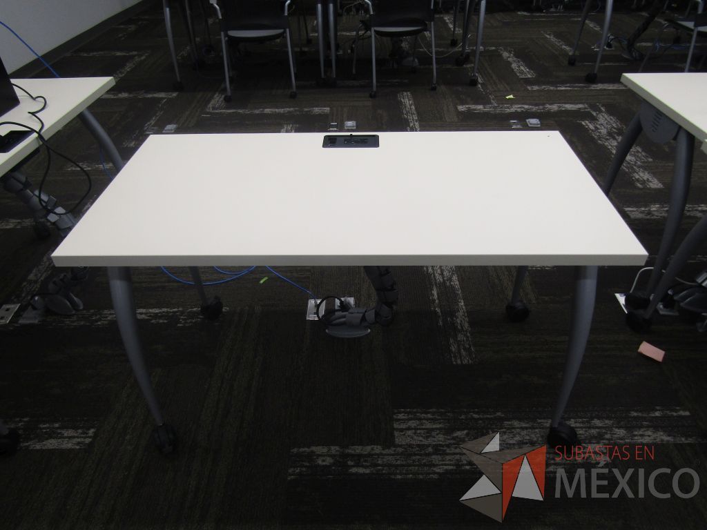 Lote 009 - 25 Mesas de trabajo con 4 patas metálicas con ruedas, cubierta color blanco y con orificios para cable. - Imagen 12