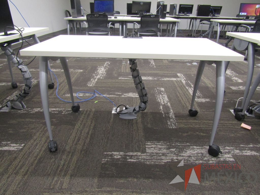 Lote 009 - 25 Mesas de trabajo con 4 patas metálicas con ruedas, cubierta color blanco y con orificios para cable. - Imagen 13