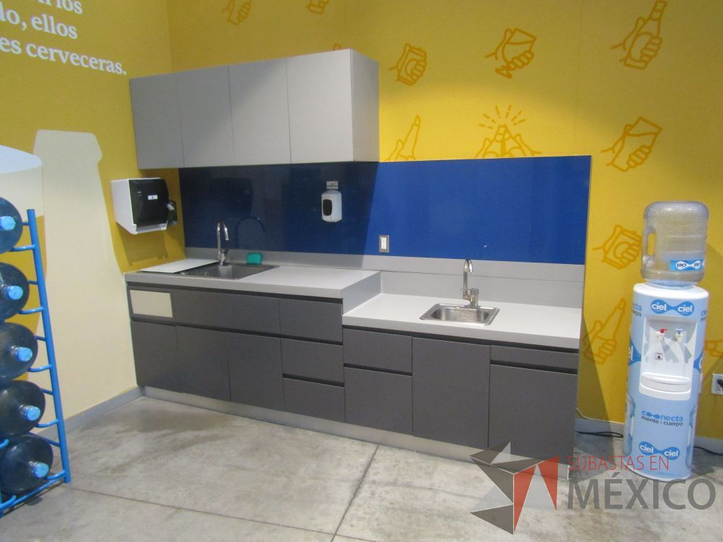 Lote 011 - Mueble con 2 tarjas , 7 puertas, 3 cajones y alacena con 4 puertas - Imagen 2