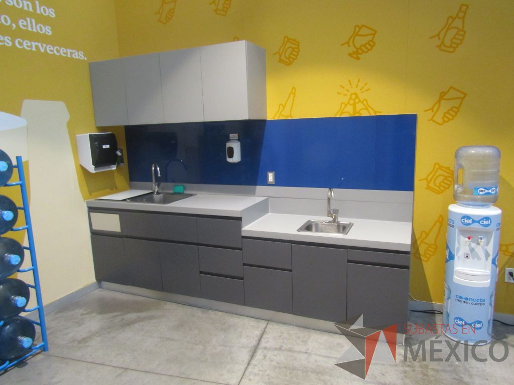 Lote 011 - Mueble con 2 tarjas , 7 puertas, 3 cajones y alacena con 4 puertas
