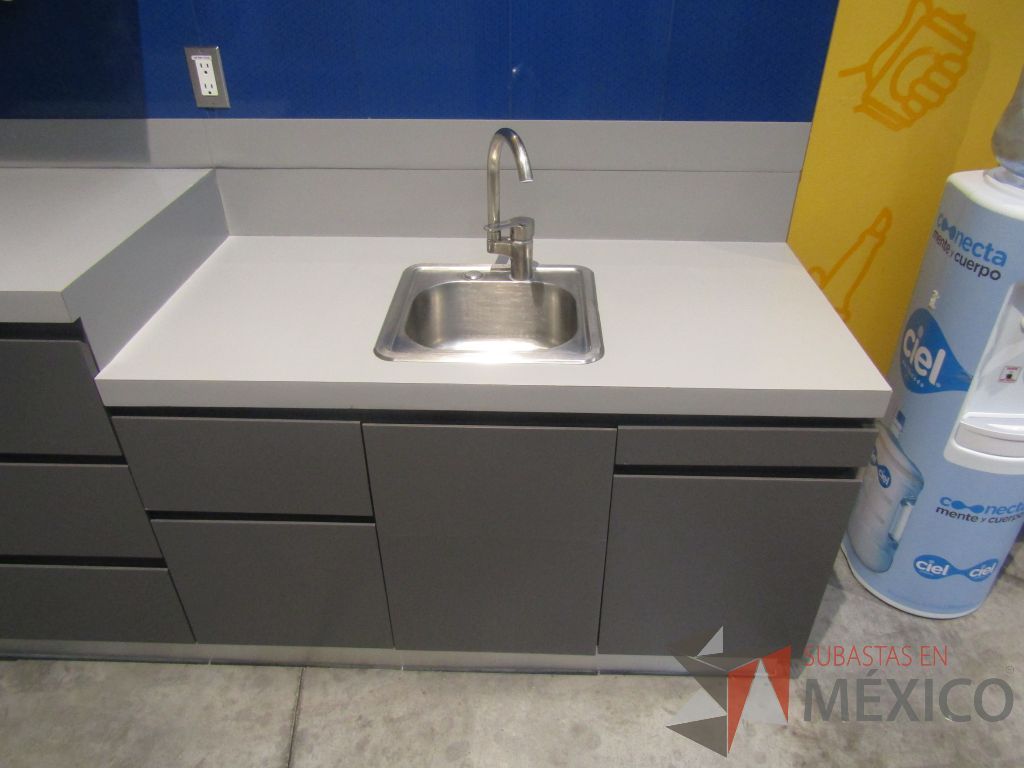 Lote 011 - Mueble con 2 tarjas , 7 puertas, 3 cajones y alacena con 4 puertas - Imagen 3