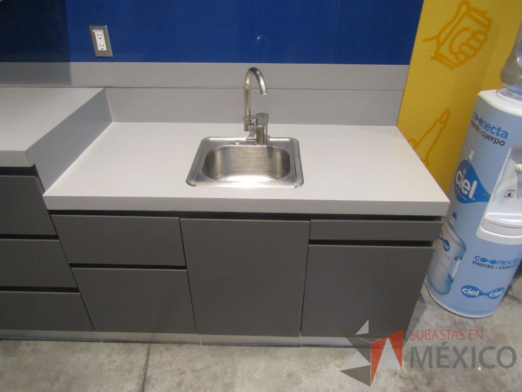 Lote 011 - Mueble con 2 tarjas , 7 puertas, 3 cajones y alacena con 4 puertas - Imagen 4
