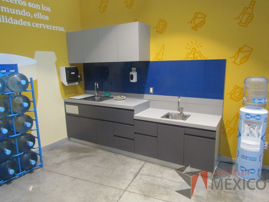 Lote 011 - Mueble con 2 tarjas , 7 puertas, 3 cajones y alacena con 4 puertas - Imagen 19