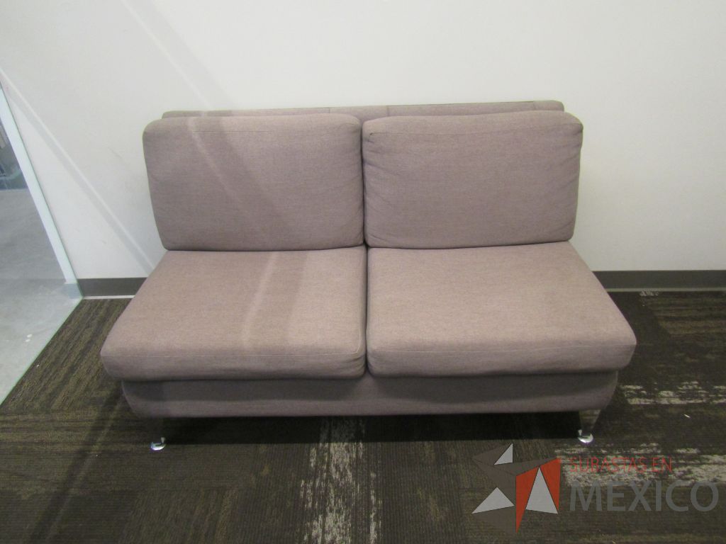 Lote 013 - Sillón de 2 plazas con 4 patas metálicas, asiento y respaldo en tela color gris.