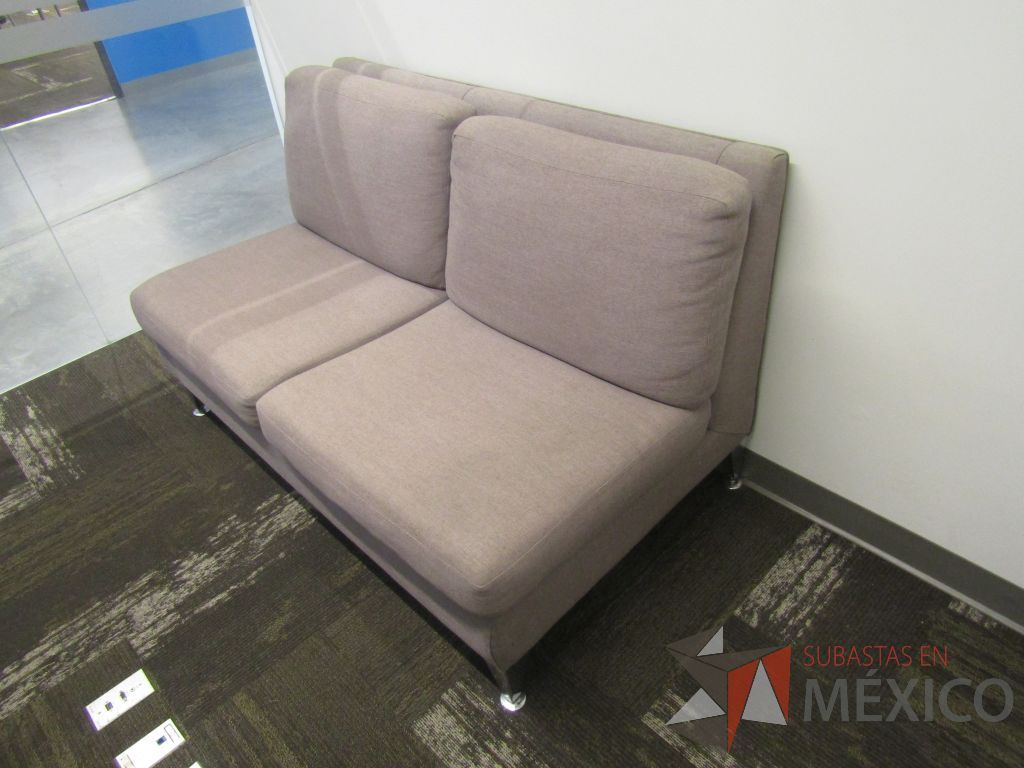 Lote 013 - Sillón de 2 plazas con 4 patas metálicas, asiento y respaldo en tela color gris. - Imagen 2