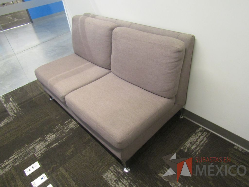 Lote 013 - Sillón de 2 plazas con 4 patas metálicas, asiento y respaldo en tela color gris. - Imagen 3