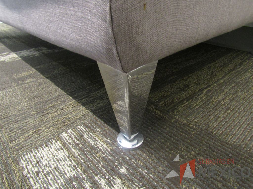 Lote 013 - Sillón de 2 plazas con 4 patas metálicas, asiento y respaldo en tela color gris. - Imagen 4