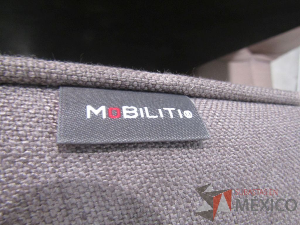 Lote 013 - Sillón de 2 plazas con 4 patas metálicas, asiento y respaldo en tela color gris. - Imagen 8