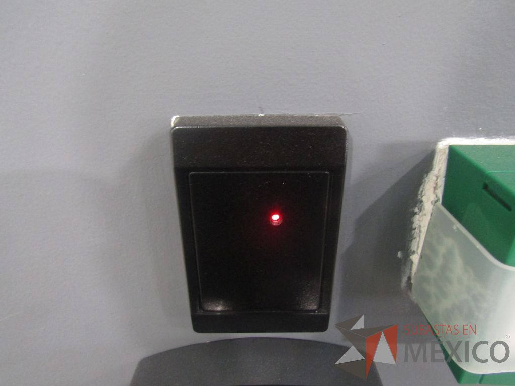 Lote 017 - Puerta de cristal con 4 hojas de cristal, con sensor de movimiento, 2 accesos de tarjeta y 2 chapas. - Imagen 17