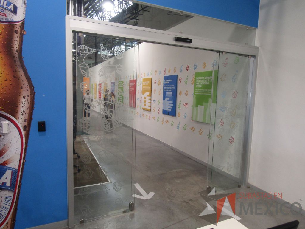 Lote 017 - Puerta de cristal con 4 hojas de cristal, con sensor de movimiento, 2 accesos de tarjeta y 2 chapas. - Imagen 19