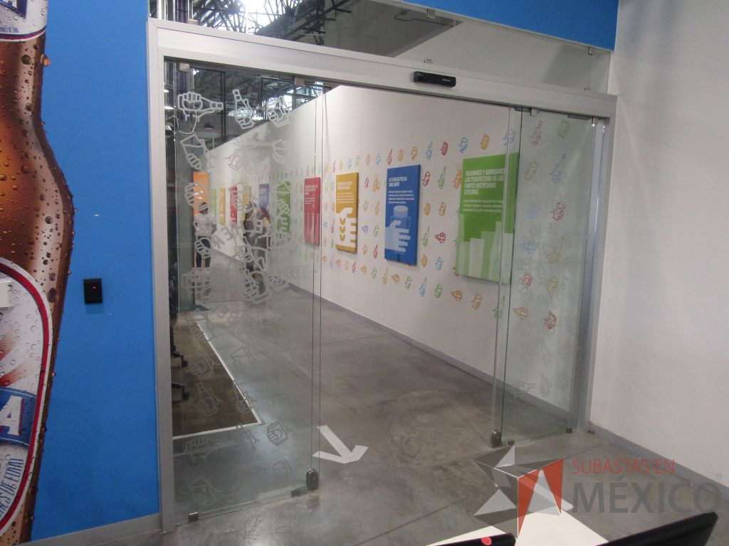 Lote 017 - Puerta de cristal con 4 hojas de cristal, con sensor de movimiento, 2 accesos de tarjeta y 2 chapas. - Imagen 20