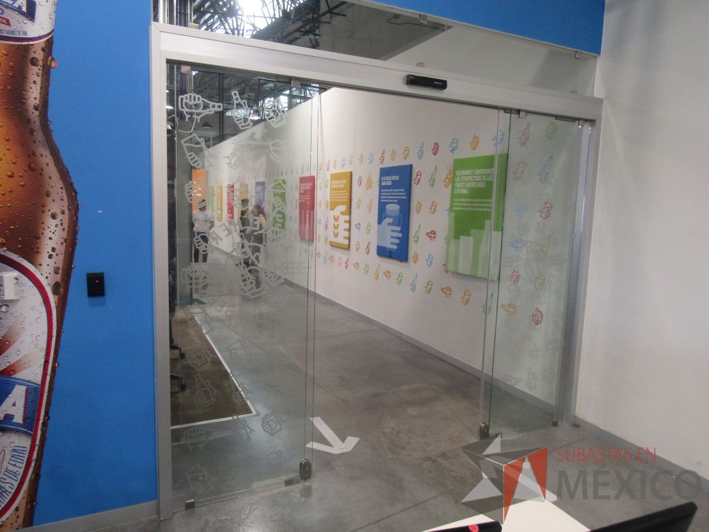 Lote 017 - Puerta de cristal con 4 hojas de cristal, con sensor de movimiento, 2 accesos de tarjeta y 2 chapas. - Imagen 21