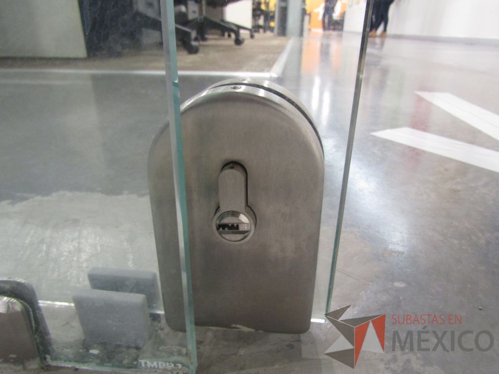 Lote 017 - Puerta de cristal con 4 hojas de cristal, con sensor de movimiento, 2 accesos de tarjeta y 2 chapas. - Imagen 23