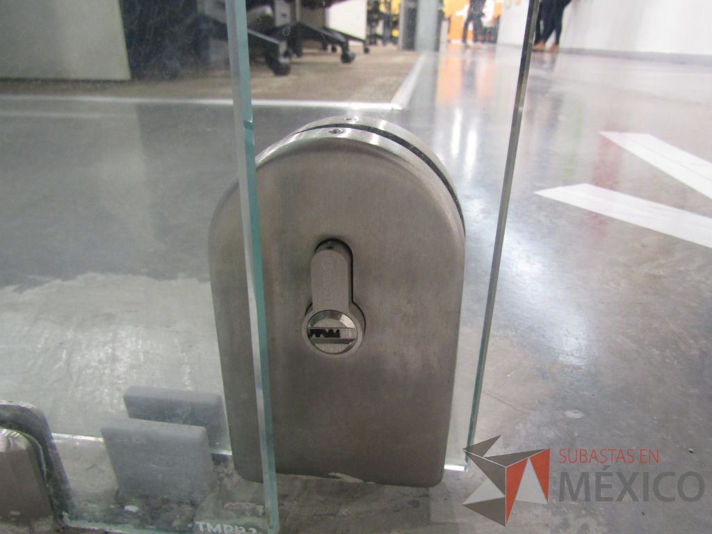 Lote 017 - Puerta de cristal con 4 hojas de cristal, con sensor de movimiento, 2 accesos de tarjeta y 2 chapas. - Imagen 24